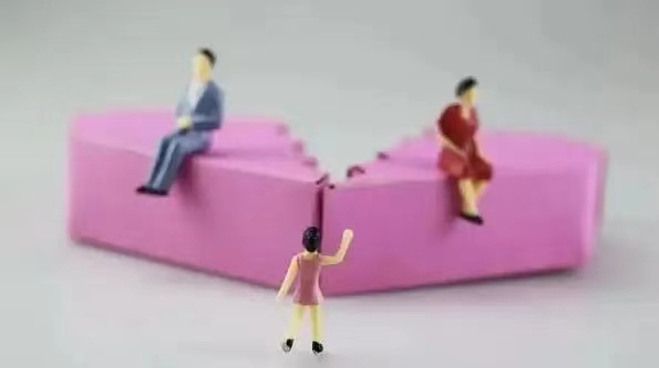 约定爷爷奶奶抚养孙女，母亲还应给抚养费吗？||【秦晋律师普法】